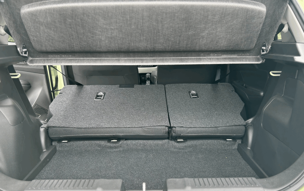 スイフトのトランクルーム（後部座席を倒した状態）