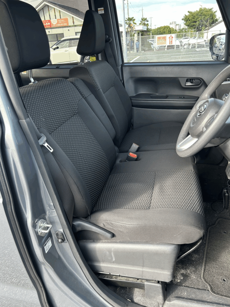 ウェイクの運転席