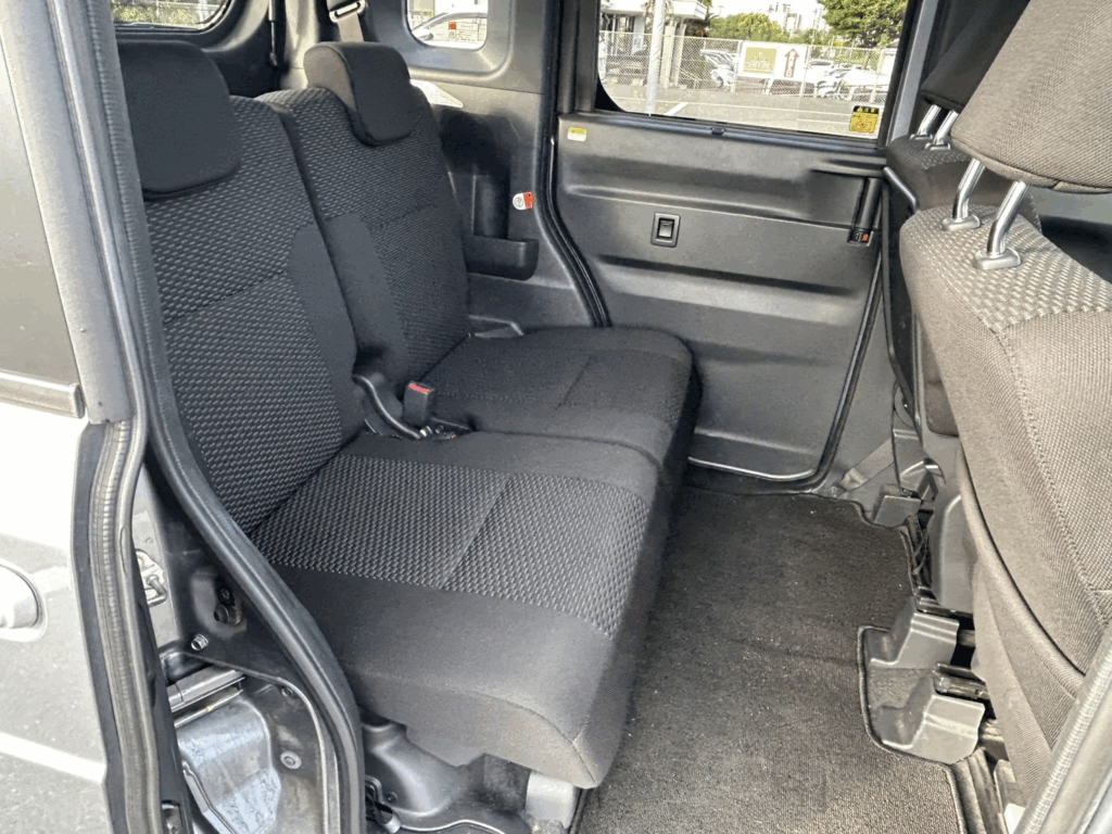 ウェイクの後部座席