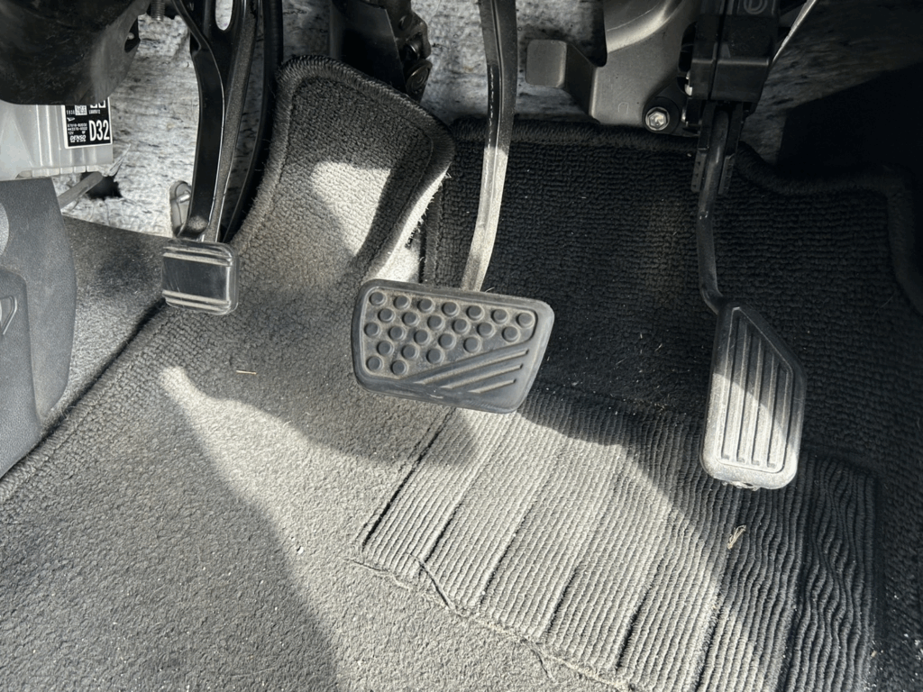ウェイクの運転席足元