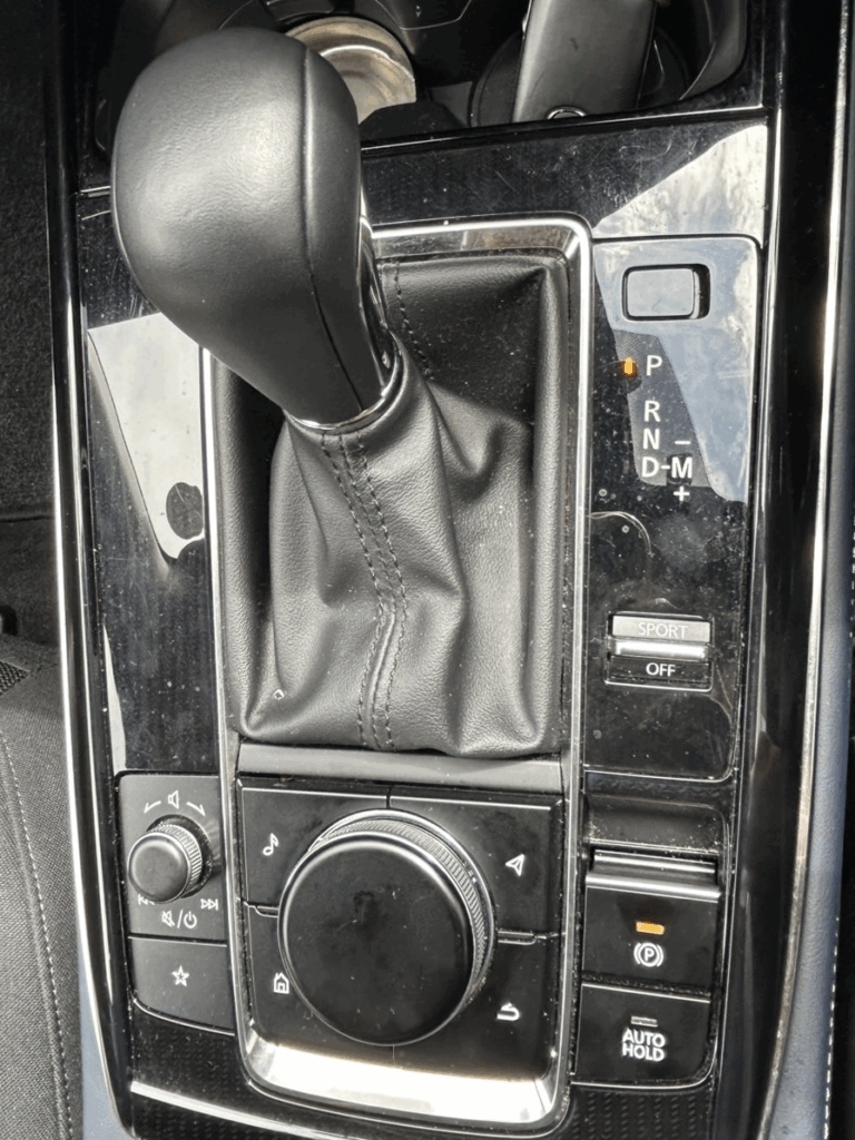 CX-30のシフトレバー及び操作系ボタン