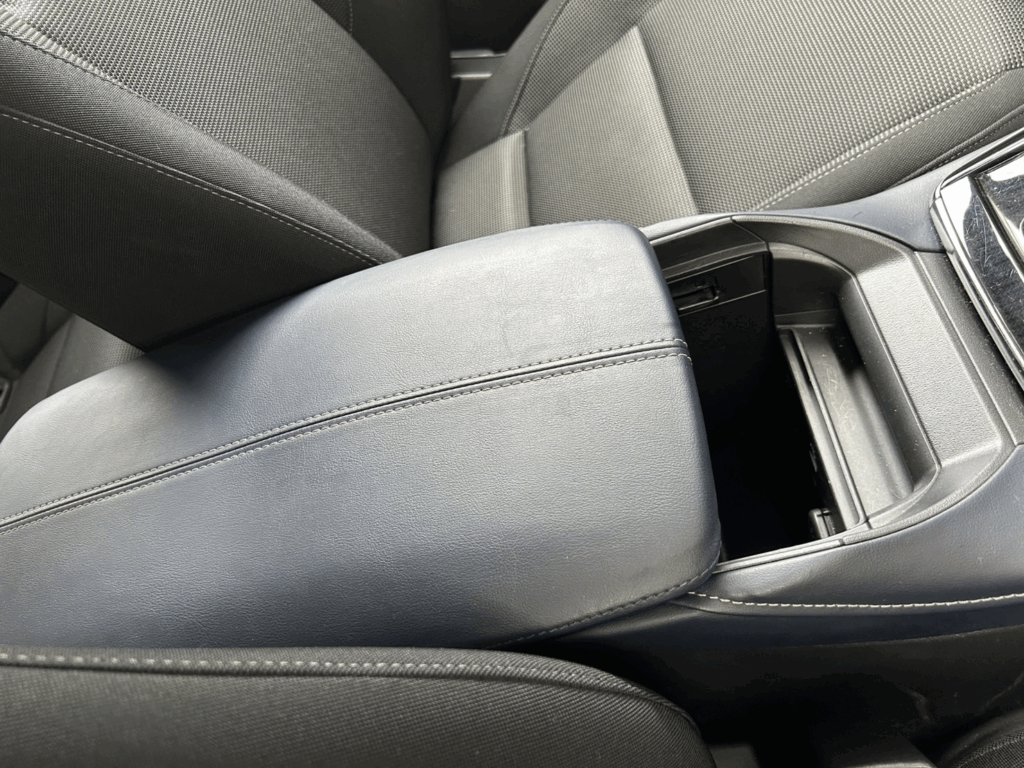 CX-30のひじ掛け