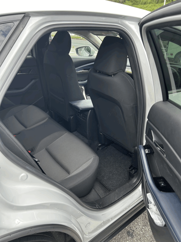 CX-30の後部座席