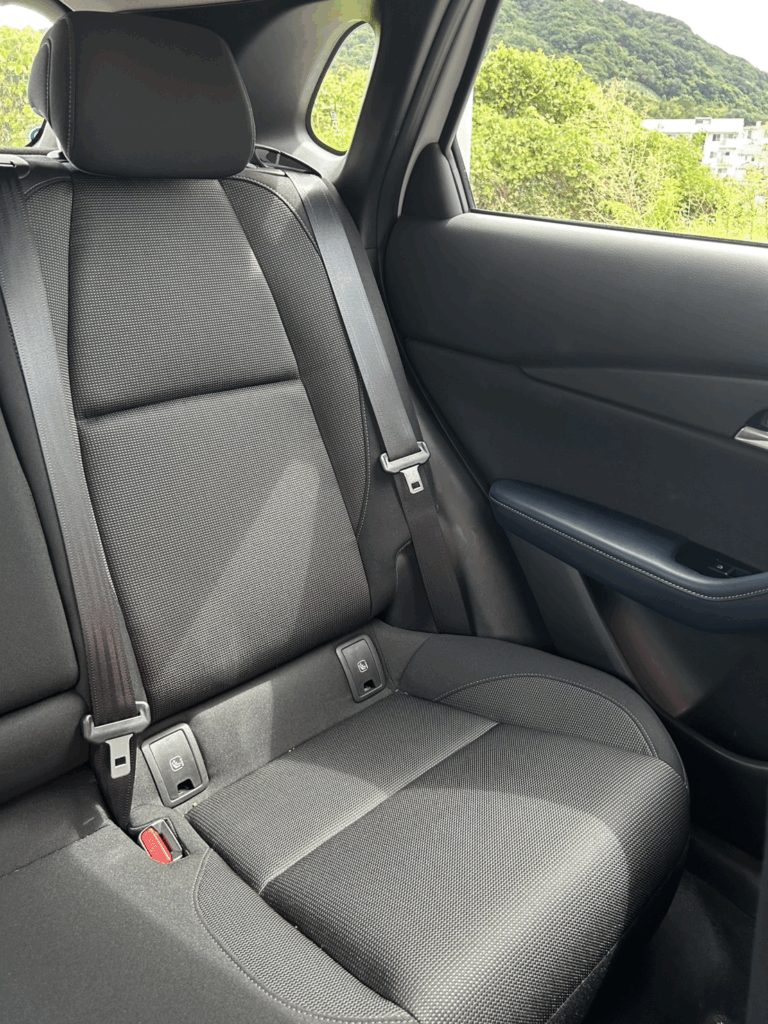 CX-30の後部シート