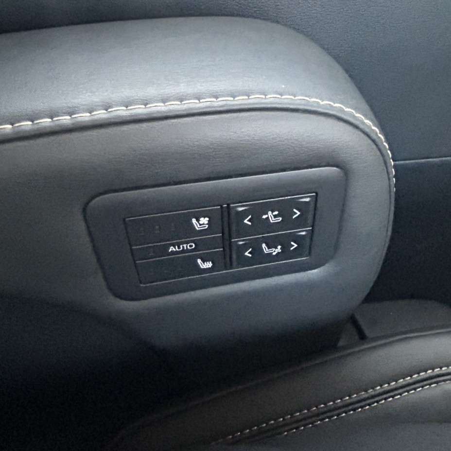 アルファードの後席の座席内側側面