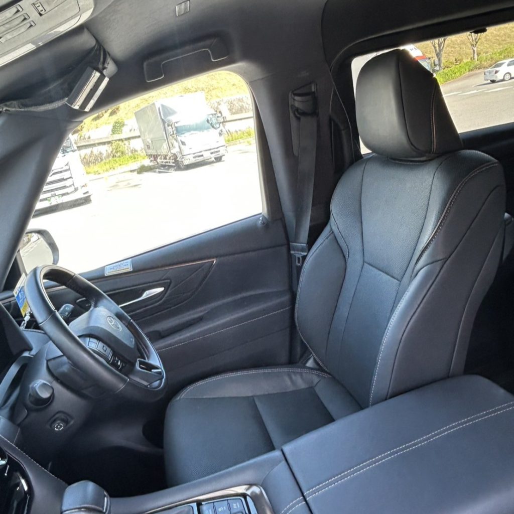 アルファードの運転席