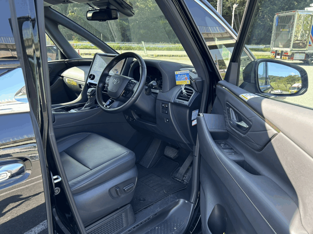 アルファードのドアを開けた時の様子