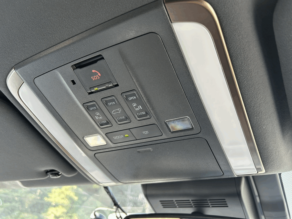 アルファードの前席上部