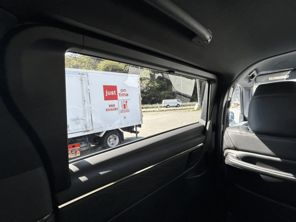 アルファード後部座席の窓