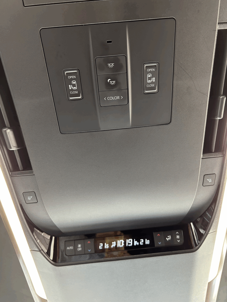 アルファードの2列目の上部