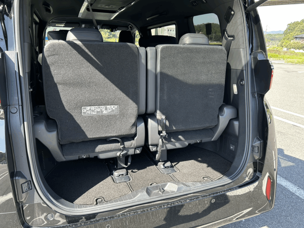 アルファードのトランクルームの様子