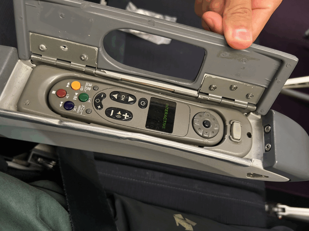 モニターを操作するリモコンの様子