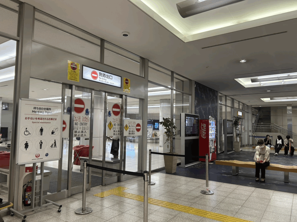 広島空港の到着出口付近