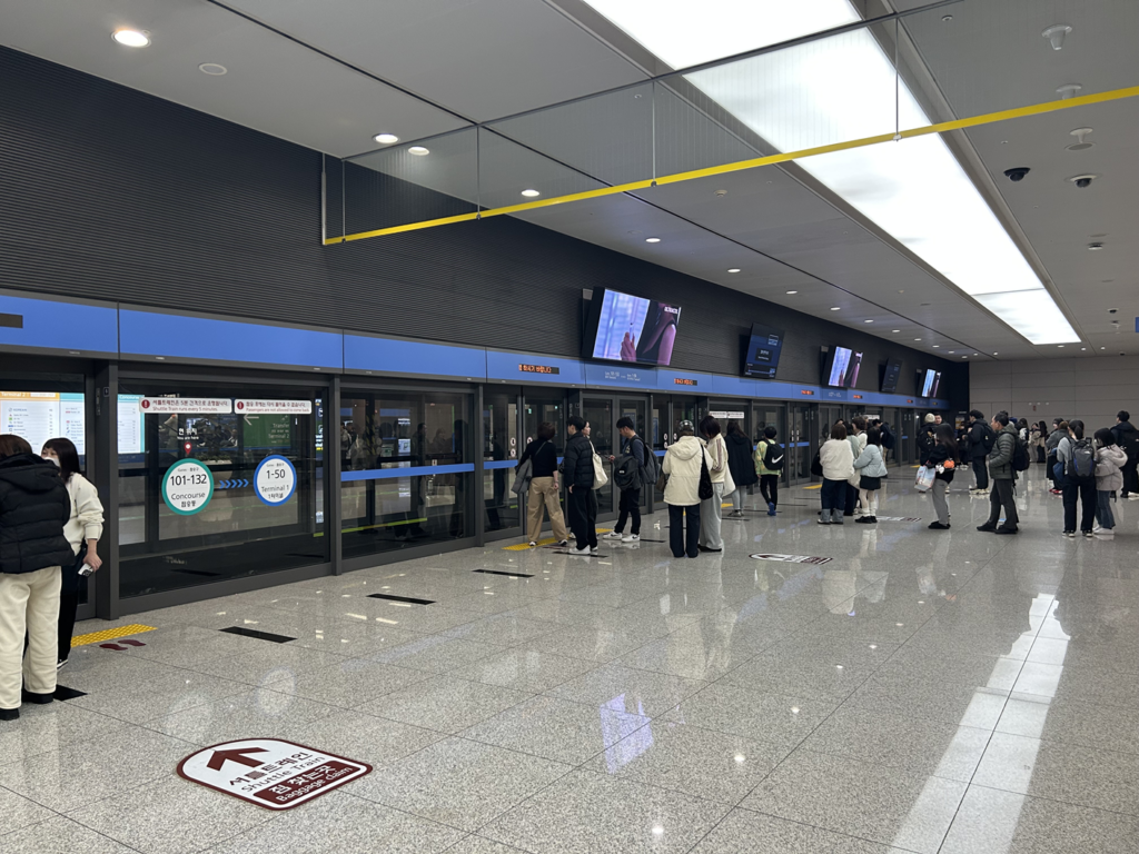 本館へ向かう電車乗り場